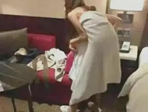 老师讲台吃瓜视频播放,老师与学生共度欢乐时光