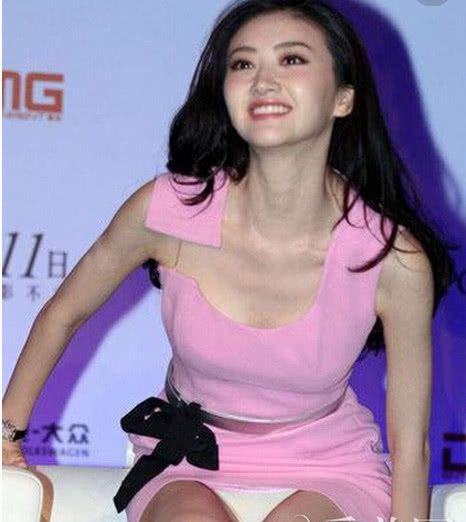 明星景田走光,瞬间成为娱乐圈热议焦点